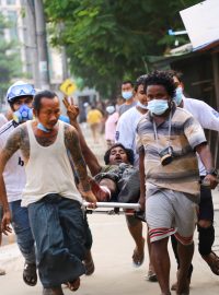 Policie v Barmě střílí po protestujících ostrou municí