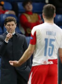 Trenér Glasgow Rangers Steven Gerrard ukazuje na slávistu Ondřeje Kúdelu