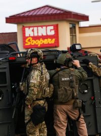 Policisté před obchodem v Boulderu v Coloradu, kde střelec zabil nejméně deset lidí