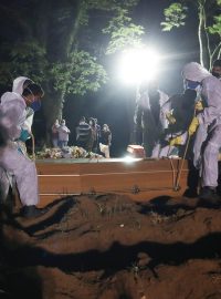V Sao Paulu probíhá pohřbivání i v noci