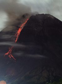 Nejaktivnější indonéská sopka Merapi v sobotu vychrlila oblaka popela a lávu, která stéká po jejích svazích