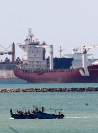 Lodě najíždějí do Suezského průplavu (foto z 28. března)