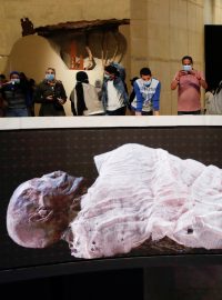 Návštěvníci Muzea egyptské civilizace nad virtuální tabulí s exponátem