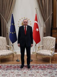 Předseda Evropské rady Charles Michel a šéfa Evropské komise Ursula von der Leyenová při jednání s tureckým prezidentem