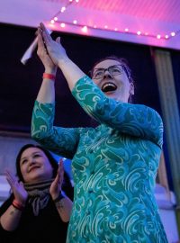 Oslavy volebního vítězství v táboře Inuitského společenství