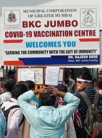Nedostatek vakcín proti koronaviru v Bombaji