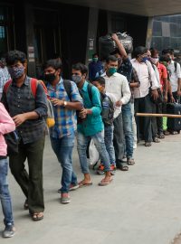 V Bombaji, která je hlavním městem Maháráštry a finančním centrem Indie, se mnoho chudých dělníků před lockdownem rozhodlo město opustit vlakem (na snímku), což vyvolává obavy z rozšíření nákazy do menších měst a vesnic