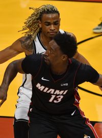 Nicolas Claxton z Brooklynu Nets brání Bama Adebaya z Miami Heat