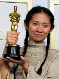 Nejlepší film: Země nomádů. Na fotce je režisérka, producentka, scenáristka a střihačka snímku Chloé Zhao