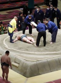 Osmadvacetiletý zápasník sumo Mitsuki Amano ležel dlouhé minuty v ringu bez lékařského ošetření.