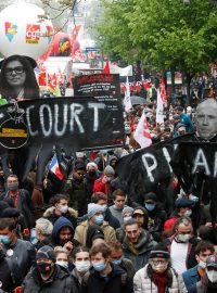 V Paříži se odborářského protestu účastnili mimo jiné pracovníci ze sektorů obzvláště zasažených pandemií covidu-19