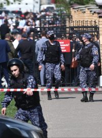 Bezpečnostní složky před školou v ruské Kazani, kde došlo ke střelbě