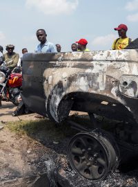 Auto poničené při útoku islamistů v Kongu. (ilustrační foto)