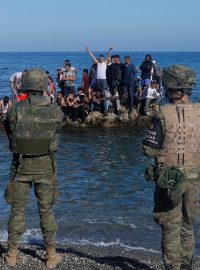 Příslušníci španělských bezpečnostních složek střeží pláž poblíž Ceuty