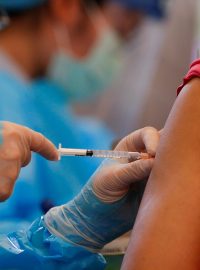 Asie v porovnání s Evropou a Spojenými státy výrazně zaostává v rychlosti očkování proti koronaviru. Stále více lidí proto odtamtud míří do Spojených států, v rámci takzvané vakcinační turistiky. Patří mezi ně i Thajci