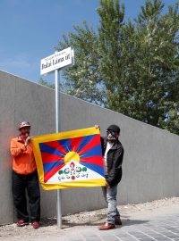 Aktivisté drží tibetskou vlajku v Budapešti v ulici pojmenované po dalajlamovi