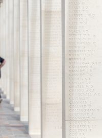 Na stěnách památníku jsou vytesána jména všech obětí v pořadí podle data jejich úmrtí na frontě od 6. června do 31. srpna 1944