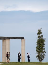 Při výročí 77 let od vylodění byl u vesnice Ver-sur-Mer odhalený nový britský památník obětem