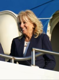 Biden přistál v prezidentském speciálu Air Force One na letišti britského letectva v Mildenhallu