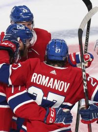 Hokejisté Montrealu slaví gól proti Tampě.