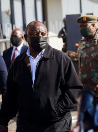 Jihoafrický prezident Cyril Ramaphosa na návštěvě nákupního centra poničeného během rabování