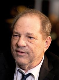 Bývalý producent Weinstein byl vydán do Kalifornie, kde čelí dalším žalobám