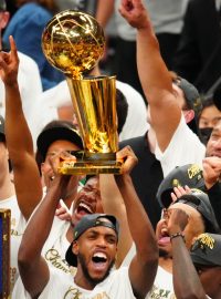 Jedna z hvězd Milwaukee Khris Middleton s trofejí pro vítěze NBA