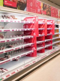 Johnsonův kabinet reaguje na nedostatek potravin v některých supermarketech, ke kterému přispěl rekordní počet výzev k samoizolaci v souvislosti s koronavirem (ilustrační foto)