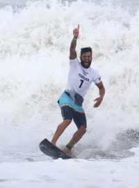 Brazilský surfař Ítalo Ferreira po finálové rozplavbě na Letních olympijských hrách v Tokiu