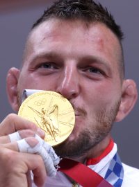 Lukáš Krpálek se zlatou medailí z Tokia.