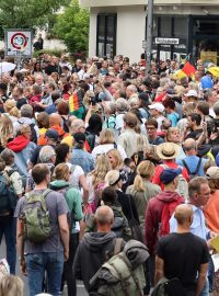 Stovky lidí se v neděli vzepřely úřednímu zákazu a zamířily do ulic Berlína, aby vyjádřily nespokojenost s protikoronavirovými opatřeními německé vlády
