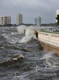 Vlny bičují pobřeží v americké Tampě po hurikánu Elsa
