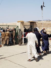 Afghánští upchlíci přecházejí pákistánskou hranici.