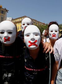 Ve Francii se již pátý víkend v řadě protestovalo proti covid pasům