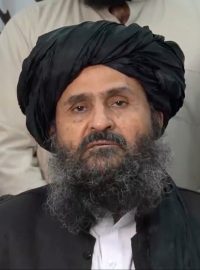 Starší člen Tálibánu Mullah Baradar Akhund natáčí video prohlášení.