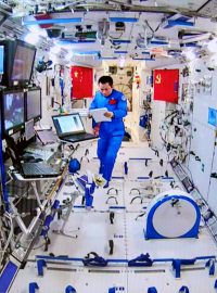 Čínský astronaut uvnitř vesmírné stanice Tchien-che
