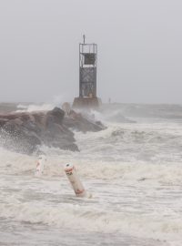 Vzbouřené moře po příchodu bouře Henri na pobřeží Spojených států