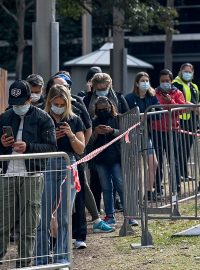 Lidé v Sydney čekají na očkování proti koronaviru