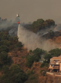 Vrtulník hasí požár lesního porostu u letoviska Estepona ve Španělsku.