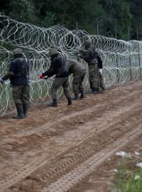 Polští vojáci u hranic s Běloruskem