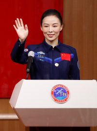 Čínští kosmonauti Jie Kuang-fu, Čaj Č&#039;-kang a Wang Ja-pching