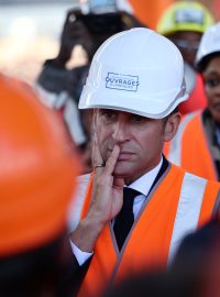 Francouzský prezident Emmanuel Macron při návštěvě pařížské olympijské vesnice