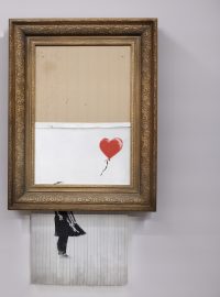 Nově vzniklé dílo zobrazující holčičku, která se natahuje po balónku ve tvaru srdce, dostalo název Láska je v koši