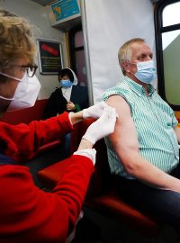 Očkování ve speciálně upraveném Vakcinačním expresu, který projíždí německým Frankfurtem