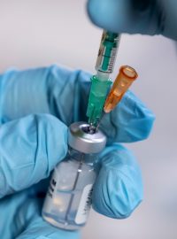 Zdravotnický personál připravuje vakcinační látku proti koronaviru