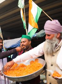 Indičtí zemědělci slaví po oznámení premiéra Módího, že vláda stáhne tři kontroverzní zemědělské zákony