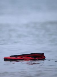 Záchranná vesta zůstala po necelé čtyřicítce lidí, se kterými se převrátil člun v kanálu La Manche