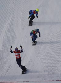 Snowboardcrossařka Eva Samková slaví výhru na závodu v Secret Garden