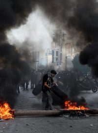 Demonstranti proti ekonomické situaci v Libanonu zapalovali pneumatiky a blokovali silnice. Archivní foto