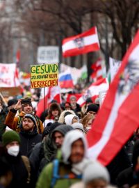 Přes 40 tisíc lidí v sobotu pochodovalo Vídní na protest proti koronavirovým opatřením rakouské vlády, která počítají mimo jiné s očkovací povinností od února příštího roku.